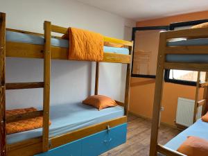奥赫里德Blue Orange Lake Hostel的宿舍内一间设有三张双层床的客房