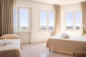 奥尔比亚狄帕兰酒店的酒店客房带两张床和窗户