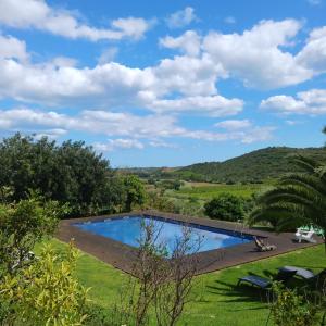 塔维拉Casa da Osga的一座房子的院子内的游泳池