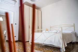 维耶特里Terrazza Mediterranea的一间卧室配有一张白色床架的床