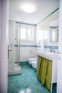 维耶特里Terrazza Mediterranea的带浴缸、水槽和淋浴的浴室