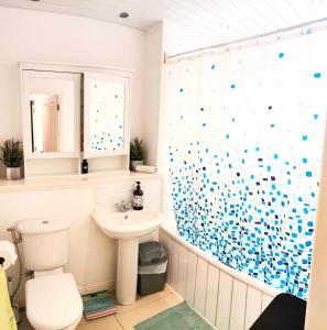 格拉斯哥La Casita, Your Home Away from Home - Free Parking的一间带卫生间和水槽的浴室