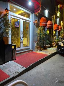 伊斯坦布尔Royal Suit Premium的商店前方的红色地毯