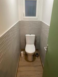 维拉尔-德朗Petit cocon comme a la maison的一间带卫生间和窗户的小浴室