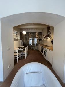 菲耶索莱Your Terrace in Fiesole的一间厨房和一间带白色沙发的用餐室