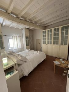 菲耶索莱Your Terrace in Fiesole的一间大卧室,配有一张大床和一张书桌
