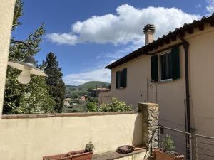 菲耶索莱Your Terrace in Fiesole的阳台享有房屋的景致。