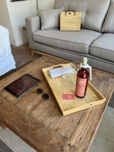 菲耶索莱Your Terrace in Fiesole的一张桌子,上面放着一瓶葡萄酒和眼镜