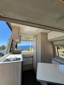 San FranceschBeautiful Campervan (Mallorca)的海景厨房