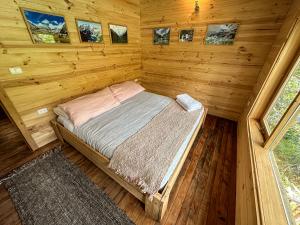 Llanada GrandePuelo Libre的小木屋内的卧室,配有一张床