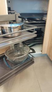 Limeil-BrévannesLe Wilson - accès Paris facile !的一台带盘子和平底锅的开放式洗碗机