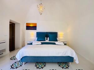 波西塔诺YourHome - White House Giò的一间卧室配有一张带蓝色枕头的大床