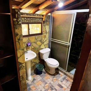 波波约Las Chelitas Casa del Mar - Nueva Administración de Maru Mar的浴室配有卫生间、盥洗盆和淋浴。