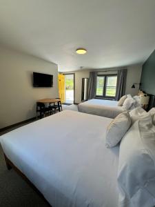 大巴灵顿East Rock Inn的酒店客房设有两张床和电视。