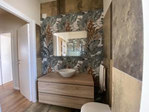 拉蒂纳StanzeLatina的浴室设有水槽和墙上的镜子