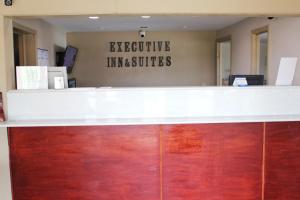 纳什维尔Executive Inn & Suites的写有读物的标牌的办公柜台