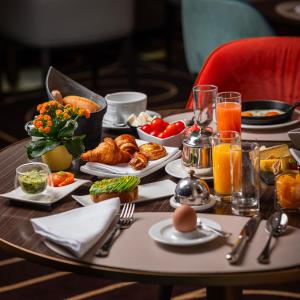日内瓦布里斯托尔酒店的餐桌上摆放着早餐食品和橙汁