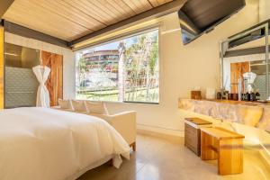巴耶德布拉沃埃尔桑图阿里奥度假Spa酒店的一间卧室设有一张床和一个窗口