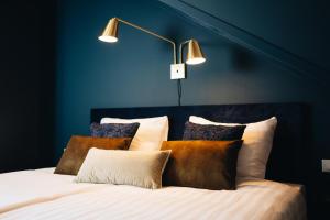 雷讷瑟雷讷瑟酒店的蓝色卧室配有带枕头的床