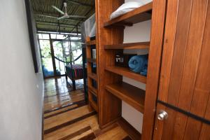 卡维塔Selva Madre Eco-Sanctuary的一间设有木架和门的房间