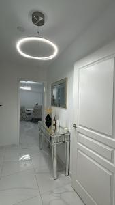 蒙彼利埃Appartement luxury的一间设有门的房间和一张带镜子的桌子