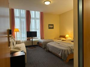 维也纳Self Check-in Hotel Am Schottenpoint的酒店客房设有两张床和电视。