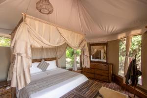 Mopani Safari Lodge客房内的一张或多张床位