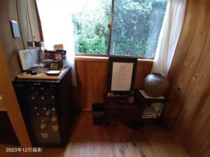 大岛Oshima-machi - House - Vacation STAY 51703v的客房设有书桌和大窗户。