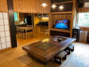 大岛Oshima-machi - House - Vacation STAY 51703v的一间带木桌的客厅和一间厨房