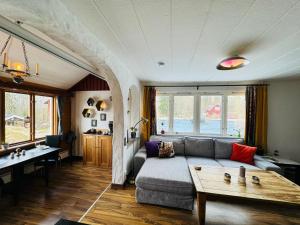 MunkforsRustic Haven Bed and Breakfast near Klarälvsbanan and Swimming area的客厅配有沙发和桌子