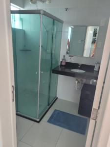 大坎皮纳Casa para temporada - São João 2024的一间带玻璃淋浴和水槽的浴室