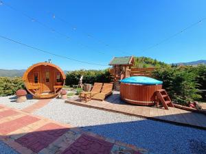 Brestova DragaMountain guest house “Fajeri”的后院设有热水浴池和桑拿浴室