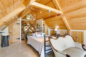 Hornersville Vacation Rental with Private Pond!的一间卧室设有一张床和木制天花板