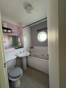 伦敦Spacious 1 bedroom house for 2 or 4 people. Central的浴室配有卫生间、盥洗盆和浴缸。