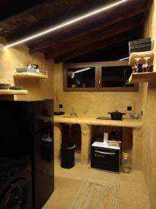 尼亚·蒙达尼亚Homatino Eco Smart的厨房配有柜台和黑冰箱。