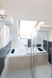 圣地亚哥－德孔波斯特拉Hotel Concheiros的一间带水槽和玻璃淋浴的浴室