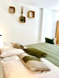阿盖大湾别墅的一间卧室配有两张带枕头的床。