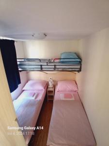 克罗诺维察Mobile home Relax的客房设有两张双层床和一扇窗户。