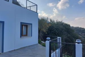 凯里尼亚Girne, Lapta'da Deniz ve Dağ Manzaralı的白色房屋 - 带景观阳台