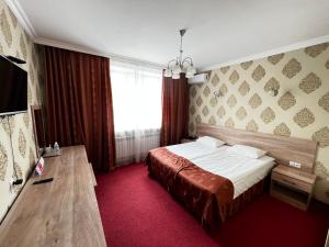 卡拉甘达AQ-JAIYQ的酒店客房设有床和窗户。