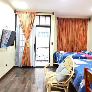 圣佩德罗拉拉古纳Apartamento Jacob的卧室配有床、椅子和窗户。