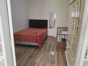 圣保罗Agradavel casa familiar proxima Expo SP e metro Jabaquara的一间卧室配有一张床、一张桌子和一面镜子