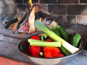 Brestova DragaMountain guest house “Fajeri”的壁炉前放一碗蔬菜