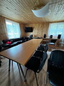 Vasaras māja Rāzna - Pirts的一间会议室,配有一张大木桌子和椅子