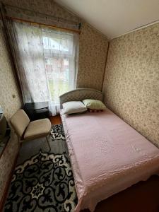 KaunataVasaras mājiņa Nr.2的卧室配有粉红色的床和窗户。