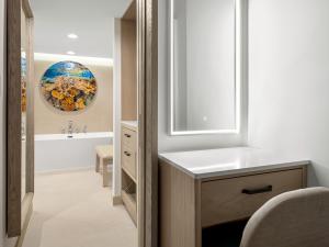 乔治敦Grand Cayman Marriott Resort的一间带水槽和窗户的浴室