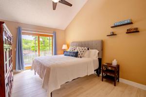奥沙克湖Barba Le Lane的一间卧室设有一张大床和一个窗户。
