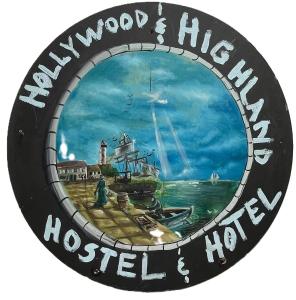 洛杉矶HOLLYWOOD HIGHLAND HOTEL AND HOSTEL的上面写着幸福的木头和生命的标志