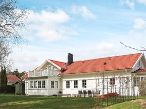哈尔姆斯塔德Holiday home Halmstad XII的白色房子,有红色屋顶