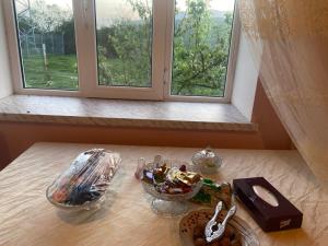 沙马基Şamaxı Cennetbagı Evi的一张桌子,上面有食物,房间里有一个窗口
